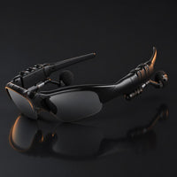 Gafas de sol Bluetooth de perfil sobre superficie oscura